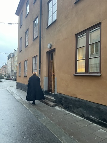 Elle marche dans Gamla Stan